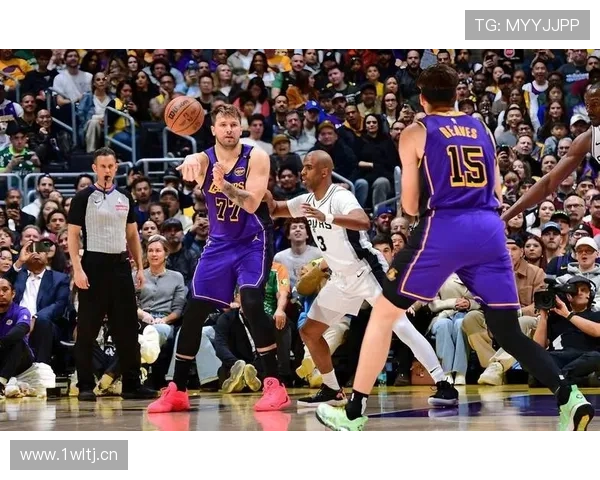 东契奇28+5+9湖人轻取国王威少勒布朗助攻